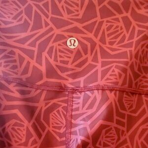 Lulu Lemon Mackintosh rose leggings in burgandy Sz. 8